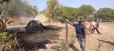 कवर्धा: ग्राम हथलेवा में एक व्यक्ति के कोठार में रखे पैरावट की खेप में लगी भीषण आग, दमकल की टीम ने आग पर पाया काबू