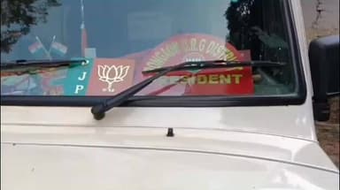 গাইঘাটা: ঠাকুরনগর ঠাকুরবাড়িতে বনগাঁ জেলা বিজেপি সভাপতি বিকাশ ঘোষের গাড়িতে শিকল দিয়ে তালা দিল সুব্রত ঠাকুর ও তার অনুগামীরা