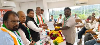 તિલકવાડા: તિલકવાડા તાલુકા કોંગ્રેસ સમિતિ ના નવા હોદ્દેદારોની વર્ણી કરવામાં આવી. નવા હોદ્દેદારોને કાર્યકર્તાઓએ અભિનંદન પાઠવ્યા.