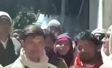 उजियारपुर: उजियारपुर में माले कार्यकर्ताओं ने छात्र नेता को पुलिस गिरफ्त से छुड़ाया, माला पहनाकर किया स्वागत