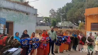 धनवार: JMM प्रखंड अध्यक्ष ने कई गांवों में कंबल का वितरण किया