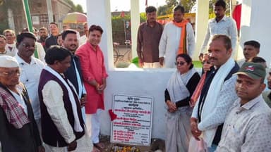 तिरोड़ी: चिचगांव में विधायक और जिला पंचायत सदस्य ने फुले दंपति की प्रतिमाओं का अनावरण किया