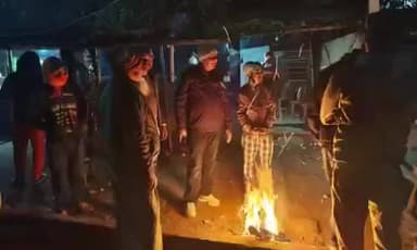 महेशपुर: महेशपुर सीओ ने कई चौक-चौराहों पर अलाव की व्यवस्था कराई