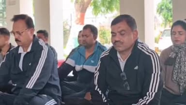 बड़नगर: बड़नगर पुलिस थाना परिसर में ध्यान में लीन दिखे पुलिसकर्मी