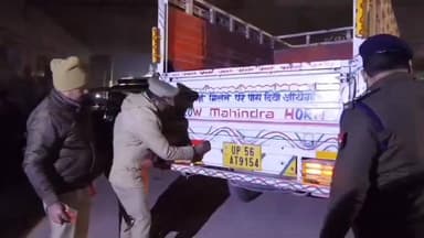 नौतनवा: नौतनवा में घने कोहरे के बीच सड़क सुरक्षा के लिए पुलिस ने चलाया विशेष अभियान, वाहनों पर लगाए गए रिफ्लेक्टर