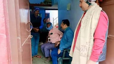 शिक्षक मनोज कुमार सिंह के परिजनों से मिले ईमाम गजाली।
ईमाम गजाली ने गिरफ्तारी की मांग किया।
शेखपुरा सदर प्रखंड के सिरा...
