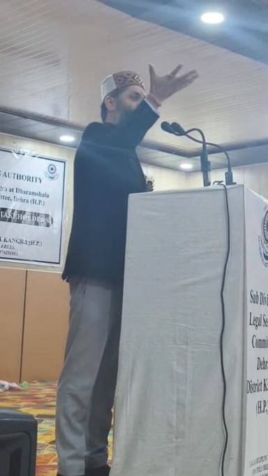 देहरा में आयोजित उपमंडलीय विधिक साक्षरता शिविर के दौरान अपनी बात रखते बार एसोसिएशन के प्रधान अभिषेक पाधा एडवोकेट