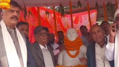 चंदनकियारी: बाईपास चौक के पास जयंती समारोह में विवादास्पद बयान, विधायक ने कहा- सरकारी अधिकारी कर्मियों को पैर में दबाकर रखते हैं