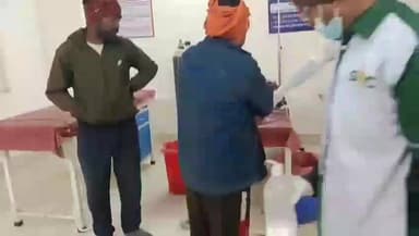 सकलडीहा: अदसड़ गांव में धान की कटाई के दौरान हादसा, हार्वेस्टर में फंसकर चालक की उंगली कटी