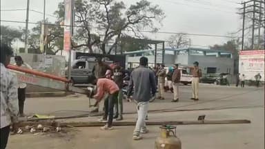 जावरा: जावरा शहर में यातायात सुगमता के लिए प्रशासनिक अमले ने विद्युत पोल हटाकर आवागमन सुचारू किया