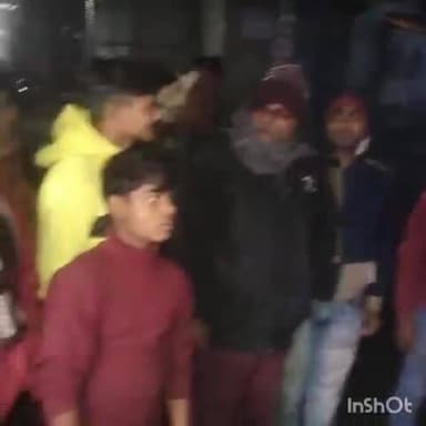 नरपतगंज: नरपतगंज हॉस्पिटल चौक के समीप सड़क निर्माण में अनियमितता को लेकर ग्रामीणों ने किया प्रदर्शन