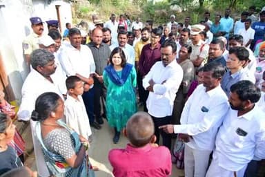 దేవరకద్ర: వేముల గ్రామంలో అత్యాచార సంఘటనలో మృతి చెందిన దళిత యువతి కుటుంబ సభ్యులనుపరామర్శించిన
దేవరకద్ర ఎమ్మెల్యే, జిల్లా కలెక్టర్