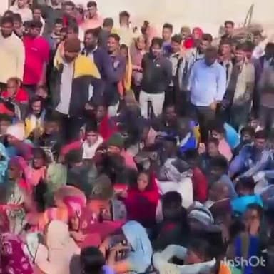 गनाेड़ा: सुंदनी में खाद की कालाबाज़ारी पर भड़का जनाक्रोश, 500 रुपये में खाद बिक्री की सूचना पर पहुंचा प्रशासन