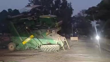 पखांजूर: सड़क किनारे खड़े हार्वेस्टर दुर्घटना को दे रहे न्योता, दो महीनों बाद भी नहीं हटाया गया हार्वेस्टर