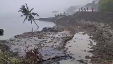 গোসাবা: গোসাবার কালিদাসপুরে ধস নেমে যাওয়া নদী বাঁধ মেরামতির কাজ পরিদর্শন করলেন জেলা পরিষদের ডেপুটি স্পিকার রবিবার বিকালে