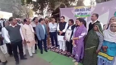 रहली: मनरेगा योजना का नाम बदलने के विरोध में ब्लॉक कांग्रेस कमेटी ने गांधी प्रतिमा के सामने किया धरना प्रदर्शन