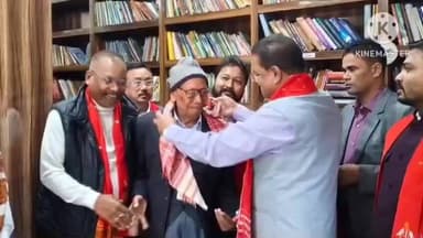 ডিফু: অসম সাহিত্য সভাৰ প্ৰাক্তন সভাপতি তথা পদ্মশ্ৰী ৰংবং তেৰাঙৰ ডিফুৰ বাসগৃহত উপস্থিত হৈ সাক্ষাৎ কৰে কংগ্ৰেছৰ এটি সজাতি দলে