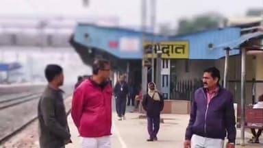 मुहम्मदाबाद: वाराणसी मंडल के रेल प्रबंधक आशीष जैन ने सादात और जखनियां रेलवे स्टेशन का किया निरीक्षण