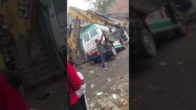 #बुलंदशहर #सिकंदराबाद नगर पालिका की लापरवाही उजागर, खुले नाले में फंसी एंबुलेंस