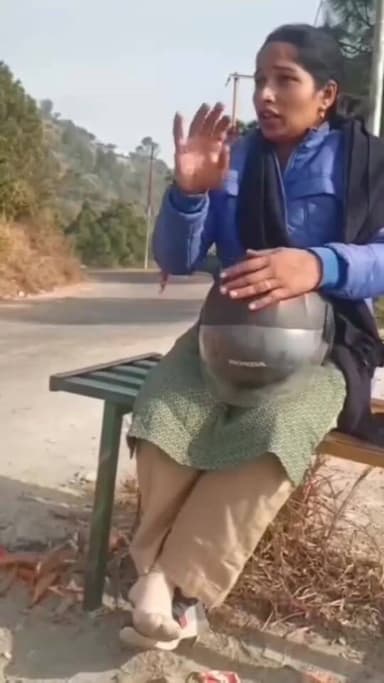 #ये है #आरती नेगी निवासी ग्राम मणोगी- बंगोली,
जो टिंगरी जगेठी मोटरमार्ग से जब नकोट बाजार आ रही थी, तब इनकी स्कूटी पर गु...