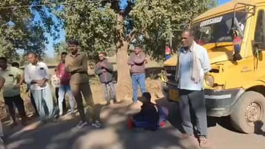 ये कैसा सिस्टम, बैतूल मे स्कूल गईं छात्रा क़ो फीस न देने पर स्कूल बस ने नीचे उतार दिया, इसके बाद छात्रा वही धरने पर बैठ ग...