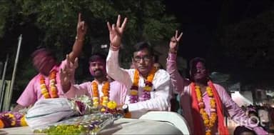 आरमोरी: आरमोरी नगरपरिषदेत भाजपचे पुन्हा वर्चस्व : नगराध्यक्षपदी रुपेश पुणेकर विराजमान,
२० पैकी १५ जागांवर भाजपचा झेंडा