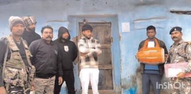 चांदवा: चंदवा पुलिस ने दुष्कर्म के फरार अभियुक्त के घर पर इश्तेहार चिपकाया