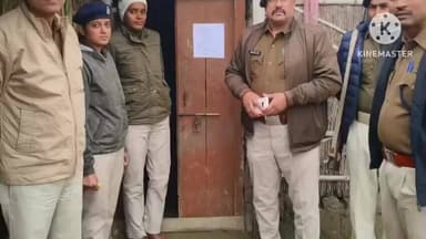 बगहा: पुलिस ने फरार अभियुक्तों के घरों पर इश्तेहार चिपकाया