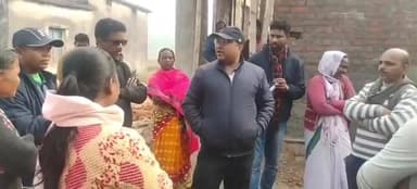 चक्रधरपुर: ओटार गांव में उप स्वास्थ्य केंद्र के निर्माण में अनियमितता पर ग्रामीणों और जिला परिषद ने काम रुकवाया