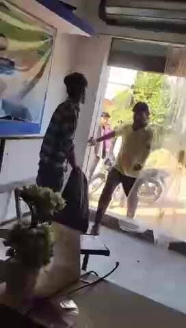 बड़ागांव धसान: ग्राम डिकौली में कुछ लोगों ने दुकान में तोड़फोड़ की, लड़कियों को दी गालियां