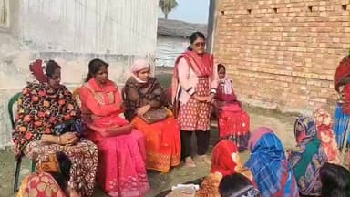 ক্যানিং ২: ক্যানিং পূর্বে মহিলা তৃণমূল কংগ্রেসের উদ্যোগে পাড়ায় মহিলাদেরকে উন্নয়নের পাঁচালীর বিশেষত্ব তুলে ধরছেন নেতৃত্ব রা