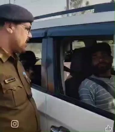 भैयाथान: भैयाथान में रविवार दोपहर 3 बजे सुगम सफर अभियान के तहत वाहन चालकों को यातायात नियमों का पालन करने की समझाइए दी जा रही है