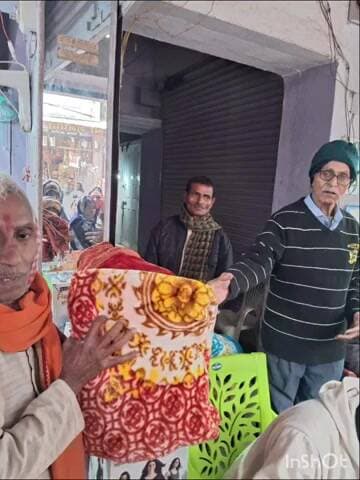 देव: शौंडिक समाज के बैजनाथ प्रसाद जी ने देव बाजार में किया कम्बल वितरण