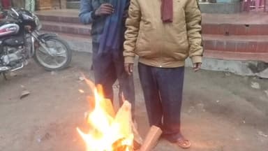 लालगंज: बढ़ती ठंड के बीच डीएम के निर्देश पर लालगंज में अलाव की व्यवस्था की गई