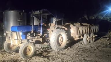 ઘોઘા: ઘોઘા તાબેના હાથબ ગામ પાસેથી ગેરકાયદેસર રેતી ભરેલ ટ્રેક્ટરને ઘોઘા પોલીસ દ્વારા ઝડપી લઇ કાયદેસર ની કાર્ય વાહી કરવામાં આવી