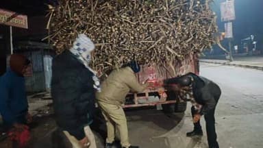 गोंडा: गोंडा में सड़क सुरक्षा को लेकर सख्त अभियान, अवैध गन्ना परिवहन पर कार्रवाई, 'नो हेलमेट–नो पेट्रोल' लागू