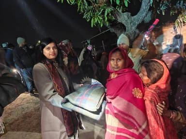कड़ाके की ठंड में गरीबों का सहारा बनी जिला प्रशासन—डीएम प्रतिभा रानी ने बस्ती में पहुंचकर दर्जनों जरूरतमंदों के बीच बांट...