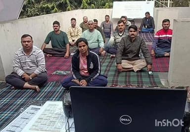 महेश्वर: विश्व ध्यान दिवस पर एसडीओपी के साथ पुलिस जवानों ने किया ध्यान