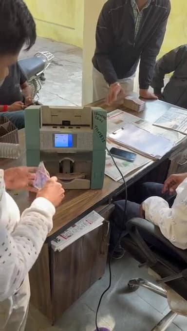 राकेश अग्रवाल संवाददाता
सवाई माधोपुर: जिले की पुलिस ने नाकाबंदी कर रविवार को मध्य प्रदेश से दिल्ली की ओर ले जाई जा रही ...