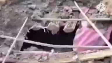 বাঁকুড়া ২: বাঁকুড়ায় বাঁশ ব্যবহার করে নিকাশী নালা তৈরী,সদ্য নির্মিত সেই নিকাশী নালা ভেঙ্গে পড়লো ট্রাক্টরের চাপ সহ্য করতে না পেরে