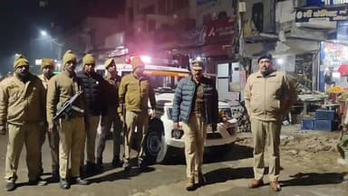 *कोहरे को लेकर पुलिस का व्यापक जागरूकता अभियान, वाहन चालकों से सतर्कता व सावधानी बरतने की अपील*
*ब्रेक:-* घने कोहरे और ...