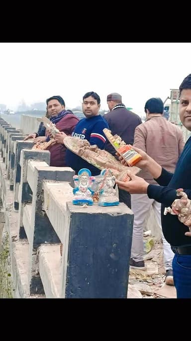 अधूरे मूर्ति विसर्जन से आस्था को ठेस, श्री गणेश सेवा समिति ने कराया विधिवत विसर्जन
जसवंतनगर:सनातन धर्म की परंपराओं की र...