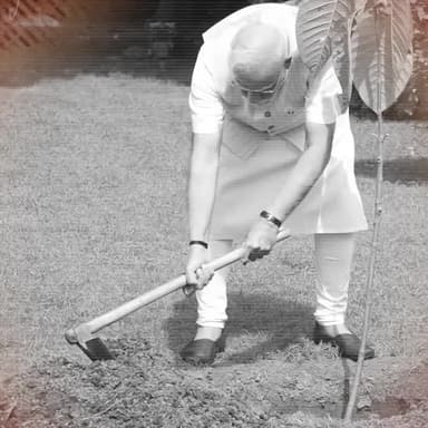 प्रधानमंत्री मोदी एक तरफ कहते हैं कि 'एक पेड़ मां के नाम लगाओ', दूसरी तरफ वही मोदी 'हजारों पेड़ काटने के लिए अडानी को देते हैं'।