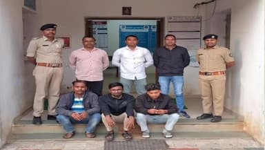 વાલિયા: વાલિયા પોલીસે ઓપરેશન મ્યુલ હન્ટ હેઠળ સાયબર ફોડ આચરનાર ગેંગના ચાર ઈસમો પૈકી ત્રણને ઝડપી પાડ્યા હતા.