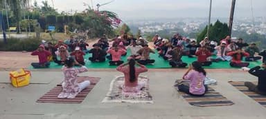 #शिवकुंज पर्यटन स्थल पर चल रहे राष्ट्रीय सेवा योजना कन्या महाविद्यालय #बड़वानी के सात दिवसीय शिविर में योगाभ्यास करते स...