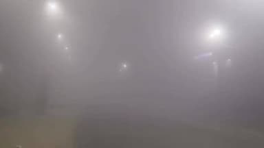 अलीगंज: अलीगंज में कड़ाके की ठंड और घने कोहरे के कारण दृश्यता हुई बेहद कम, ठंड से बचाव के लिए अलाव बने सहारा