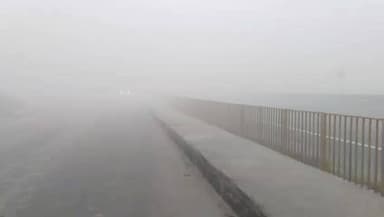 सकलडीहा: चंदौली जिले में घने कोहरे का कहर, सड़कों पर वाहनों का पहिया थमा, जनजीवन अस्त-व्यस्त