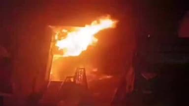 सासनी: कस्बा सासनी के बाजार में रेडीमेड कपड़े की दुकान में अज्ञात कारणों से लगी भीषण आग, लाखों रुपए का माल जलकर हुआ राख