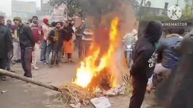 सिवान: सड़क पर जलजमाव से सराय मोड़ पर गुस्साए व्यापारियों ने आगजनी कर किया प्रदर्शन