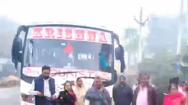 रायपुर: मुख्यमंत्री व पूर्व मुख्यमंत्री की सभा के लिए रायपुर से महिलाओं की 4 बसों को प्राशासक ने रवाना किया